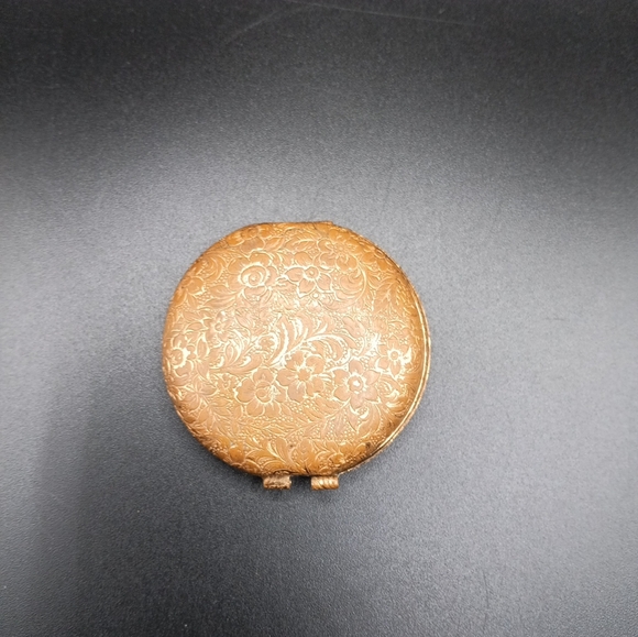 GUC Gold Vintage Etched Floral Design Small Compact! - Picture 3 of 6